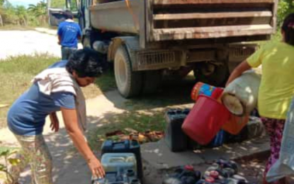 <p><strong>DROUGHT EFFECT.</strong> Residents receive water ration from the city government of Kidapawan as drought sets in. <em><strong>(Photo courtesy of Kidapawan CIO)</strong></em></p>