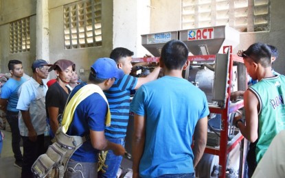 <p><strong>CORN MILL TROUBLESHOOTING</strong>. Corn farmers from different farmer organizations in Cebu province tinker with a compact corn mill during their recently held mechanization training program conducted by the Regional Agricultural Engineering Group (RAEG) of the Department of Agriculture (DA-7). <em>(Photo from DA-7 Facebook page)</em></p>