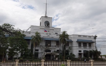 <p><strong>MALACAÑANG SA SUGBO.</strong> A Philippine flag still flies at the old customs house which was converted into a "Malacañang sa Sugbo" in 2004, and now ordered to be given back to the Bureau of Customs - Port of Cebu. <em>(Photo by John Rey Saavedra)</em></p>