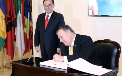 <p>US Secretary of State Michael Pompeo signs the guestbook at the Department of Foreign Affairs during his visit in Manila on March 1, 2019 <em>(PNA photo by Oliver F. Marquez)</em></p>