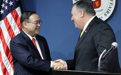 <p><strong>POMPEO IN PH.</strong> Foreign Affairs Secretary Teodoro Locsin, Jr. shakes hands with visiting US Secretary of State Michael Pompeo who is in the country to discuss, among others, the PH-US mutual defense cooperation and counterterrrorism efforts.<em> (PNA photo by Oliver F. Marquez)</em></p>