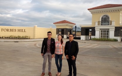 <p><strong>LUXURY VILLAGE</strong>. Harold Geronimo (left), Megaworld senior assistant vice president and head of public relations and media affairs; Rachelle Peñaflorida, Megaworld Bacolod vice president for sales and marketing; and Megaworld Bacolod construction manager Glenn Tejada (right) introduce Forbes Hill, the property giant’s first luxury village venture outside Metro Manila, during a media tour Thursday afternoon (Feb. 28, 2019). <em>(Photo by Nanette L. Guadalquiver ) </em></p>
<p> </p>