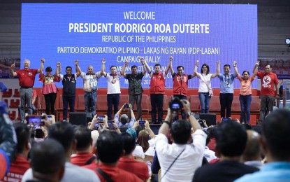 <p>President Rodrigo Roa Duterte raises the hands of Partido Demokratiko Pilipino-Lakas ng Bayan (PDP-Laban) candidates and several senatorial aspirants who do not belong to the ruling party at the PDP-Laban campaign sortie in Zamboanga City on March 3, 2019. <em>(Robinson Niñal/Presidential Photo)</em></p>