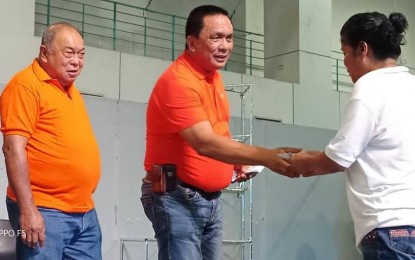 <p><strong>HONORARIA.</strong> Governor Roel Degamo distributes honoraria to barangay health workers at the Negros Oriental Convention Center, March 4, 2019. <em>(Photo by Juancho Gallarde)</em></p>