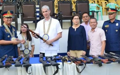 <p><strong>TURNOVER.</strong> Negros Occidental Vice Gov. Eugenio Jose Lacson (2<sup>nd</sup> from left) leads local government officials in the turn-over of 205 firearms with expired licenses from various towns and cities to Police Brig. Gen. John Bulalacao, director of Police Regional Office-Western Visayas, in a ceremony held at the Camp Alfredo Montelibano Sr. in Bacolod City on Monday (March 4, 2019).  <em>(Photo courtesy of Negros Occidental Police Provincial Office)</em></p>