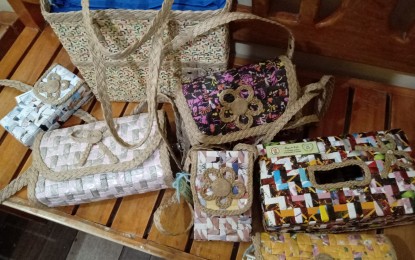 <p>Women in Basista town make fashionable bags and other products made of papers. <em>(Photo by Hilda Martin Austria)</em></p>