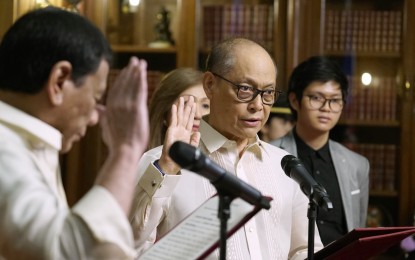 <p><strong>DIOKNO TAKES OATH AS NEW BSP GOVERNOR. </strong>President Rodrigo R. Duterte administers the oath to newly-appointed Bangko Sentral ng Pilipinas Governor Benjamin Diokno during a ceremony at the Malacañan Palace on March 6, 2019. <em>(King Rodriguez/Presidential Photo) </em></p>
