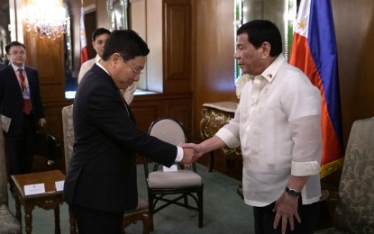 <div class="yiv5856940424gmail_quote">President Rodrigo Roa Duterte gives a warm welcome to Vietnamese Deputy Prime Minister and Minister of Foreign Affairs Pham Binh Minh who paid a courtesy call on the Chief Executive at the Malacañan Palace on March 6, 2019. <em>(King Rodriguez/Presidential Photo)</em></div>