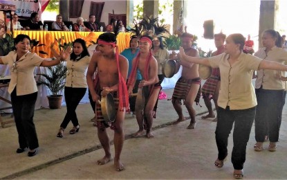 <p>Teachers from Tabuk City National High School perform a native presentation to welcome DepEd Sec. Leonor Briones during her visit. Also in the photo are Kalinga Governor Jocel Baac, Benedicta Gamatero of DepEd Tabuk, and Benilda Daytaca of DepEd kalinga. <em>(File photo by Jesse Maguiya/PNA)</em></p>
