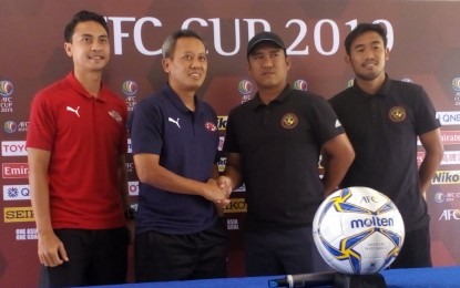 <p>Kaya FC-Iloilo head coach Noel Marcaida (2<sup>nd</sup> from right) and Home United mentor Saswadimata Dasuki (2<sup>nd</sup> from left) with their respective players Camelo Tacusalme (right) and Shahril Ishak during the pre-match press conference on Tuesday (March 12, 2019) ahead of the AFC Cup 2019 Group H match at the Panaad Stadium in Bacolod City on Wednesday afternoon. <em>(Photo by Nanette L. Guadalquiver)</em></p>