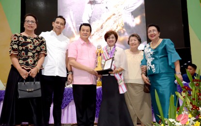 <p class="m_-4952413127404169353ydp6116102bMsoNormal"><strong>NATATANGING BABAE 2019</strong>. Evelyn T. Lipana of San Ildefonso (third from right) receives her trophy and plaque of recognition from Governor Wilhelmino M. Sy-Alvarado for being chosen as Natatanging Babae 2019 during the Gawad Medalyang Ginto 2019 awarding ceremony held at the Bulacan Capitol Gymnasium, City of Malolos, Bulacan on Monday, March 11, 2019. Also in the photo are (from left) Vice Governor Daniel R. Fernando and Panlalawigang Komisyon para sa Kababaihan ng Bulacan Chairwoman Eva Fajardo. <em>(Photo by Manny Balbin)</em></p>
<p class="m_-4952413127404169353ydp6116102byiv3389371072msonormal"><em><strong> </strong></em></p>
<p class="m_-4952413127404169353ydp6116102byiv3389371072msonormal"> </p>