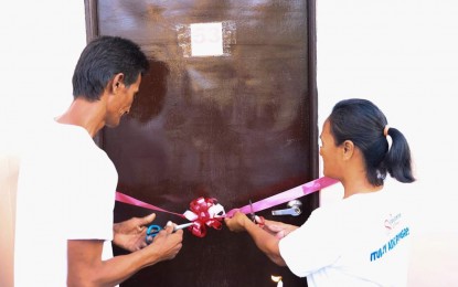 <p>A family in Alaminos City ready to open their very own house funded by the Department of Social Welfare and Development, National Housing Authority and the city government of Alaminos. <em>(Photo courtesy of Mayor Art Celeste's official Facebook page) </em></p>