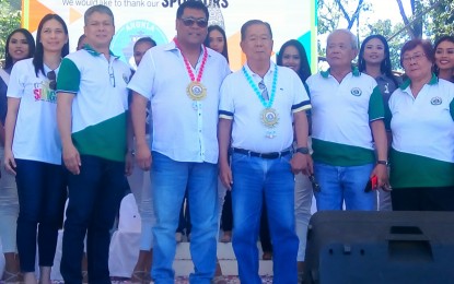 <p>Sagay City Mayor Alfredo Marañon III  (2nd from left) with wife Fe (left), father, Negros Occidental Governor Alfredo Marañon Jr. (3rd from right), and unopposed vice gubernatorial candidate Jeffrey Ferrer (3rd from left), the guest of honor, during the opening program of five-day 23rd Sinigayan Festival at the city plaza on Friday (March 15, 2019).<em> (Photo by Nanette L. Guadalquiver)</em></p>