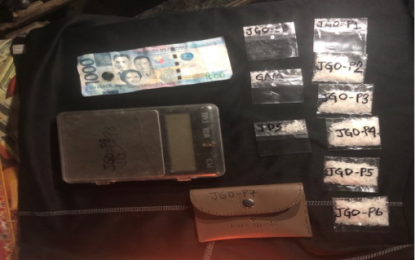 <p><strong>SEIZED.</strong> Operatives of the Bacolod City Police Office Drug Enforcement Unit seize nine sachets of shabu with an estimated value of PHP375,000 from three suspects in Purok Bayanihan, Barangay Banago on Sunday, March 17, 2019. <em>(Photo courtesy of Bacolod City Police Office)</em></p>
<p> </p>