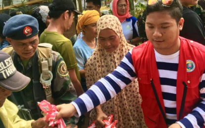 <p>Farouk Romancap, Shariff Aguak municipal social welfare officer on Monday (March 19) led the distribution of relief goods to internally displaced persons from Shariff Saydona Mustapha town who took refuge in Shariff Aguak, Maguindanao. <em><strong>(Photo by MSWD-Maguindanao)</strong></em></p>