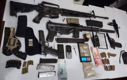 <p><strong>SEIZED.</strong> The two pouches of suspected shabu worth about PHP1.368 million and the cache of firearms seized from the suspects who were killed in a shootout with police operatives during a buy bust in Manapla, Negros Occidental on Monday.<em> (Photo courtesy of DYHB Tatak RMN page)</em></p>