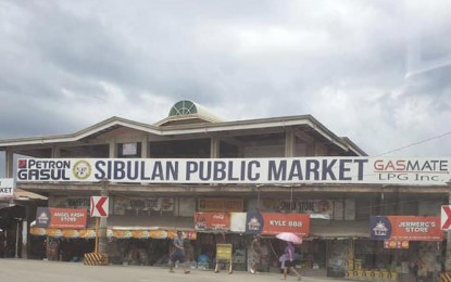 <p><strong>NO MORE AMBULANT VENDORS.</strong> The Sibulan public market is now free of ambulant vendors selling their goods along the national highway. <em>(Photo courtesy of Provincial Highway Patrol Group )</em></p>