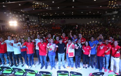 <p><strong>CEBU CAMPAIGN</strong>. Davao City Mayor Sara Duterte joins local and national candidates under her regional party, Hugpong ng Pagbabago (HNP), in a photo opportunity along with their supporters from Cebu City who jampacked the International Eucharistic Congress (IEC) Convention Center Cebu during the party's campaign caravan on Thursday, March 21, 2019. <em>(Photo by John Rey Saavedra)</em></p>