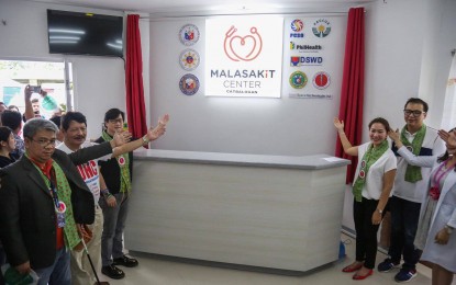 <p><strong>NEW MALASAKIT CENTER.</strong> The opening of Malasakit Center at the Samar provincial hospital led by Presidential Assistant for the Visayas Secretary Michael Dino (3rd from left) and Samar Governor Sharee Ann Tan (3rd from right) on Wednesday (March 20, 2019).<em> (Photo by Office of the Presidential Assistant for the Visayas) </em></p>
