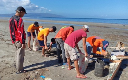 Coast Guard probes oil spill in Sibulan-Dumaguete waters | Philippine ...