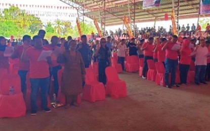 <p><strong>COVENANT.</strong> Candidates for local positions in Datu Saudi Ampatuan, Maguindanao, took an oath Friday (March 22) to work for peaceful polling by electorates in connection the May 2019 elections. <em><strong>(Photo by 6ID)</strong></em></p>