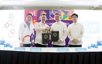 <p>Philippine SEA Games Organizing Committee (PHISGOC) chairperson Allan Peter Cayetano and Pocari Sweat representative Yoshihiro Bando shake hands after signing sponsorship agreement on Monday (March 25, 2019) at the Kalayaan Hall of SM Aura Premier in Bonifacio Global City, Taguig. <em>(PNA photo by Jess Escaros)</em></p>