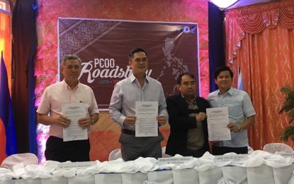 <p><strong>FREEDOM OF INFORMATION.</strong> Officials of the Presidential Communications Operations Office (PCOO) and Bicol University (BU) show the memorandum of understanding (MOU) for the implementation of the Freedom of Information Program in Schools at the BU campus in Albay, as part of the PCOO's literacy roadshow on Tuesday (March 26, 2019). From left to right: BU President Dr. Arnulfo Mascarinas; PCOO Secretary Martin Andanar; Presidential Task Force on Media Security Executive Director, Undersecretary Joel Sy Egco; and FOI Philippines Director, Assistant Secretary Kristian R. Ablan. <em>(PNA photo by Connie Calipay)</em></p>