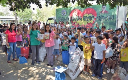 <p>Pangasinenses enjoy exchanging their collected, segregated and cleaned plastic wastes into goods in the truck store of the province's "Kalinisan Karaban". <em>(Photo courtesy of Provincial Government of Pangasinan)</em></p>