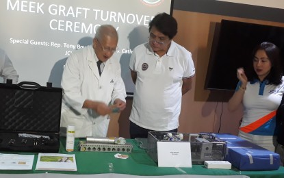 <p>Dr. Rizal aportadera, chief of the Southern <em><strong>Philippines</strong></em> Medical Center (SPMC) Burn Unit shows to Davao del Norte First District Rep. Antonio Floirendo how the skin graft machine is used on burn patients. Also in photo is Cathy Binag, the former president of JCI Kadayawan. <em><strong>(PNA photo by Lilian C Mellejor)</strong></em></p>