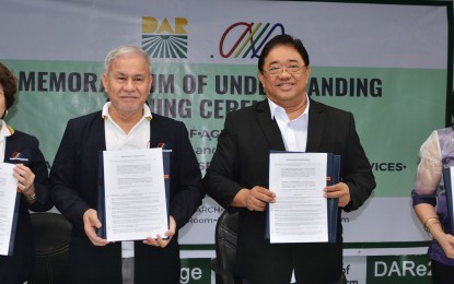 <p style="font-weight: 400;">Representatives of the Department of Agrarian Reform and the MMGHHSCP show the MoU that would benefit the agrarian reform beneficiaries. (From left: Medical Mission Group  Board Secretary Dr. Edwina Tan, Agrarian Reform Secretary John R. Castriciones, Medical Mission Group Executive Director Dr. Jose M. Tiongco, and <span class="il">DAR</span> Support Services Undersecretary Emily O. Padilla). <em>(Contributed Photo)</em></p>