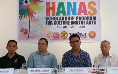 <p>Rudy Reveche (2<sup>nd</sup> from right), executive and workshop pedagogy director of Hanas; and Christopher Lucindo (2<sup>nd</sup> from left), head of the NCCA Accreditation and Grants Processing Section, with Fr. Tito Soquiño (right), vice president for Student Affairs and External Relations of CSA-Bacolod; and Rogelio Candor, NCCA grants processing officer, in a press briefing on the HANAS: Scholarship Program in Culture and the Arts at The Negros Museum in Bacolod City on Tuesday (March 26, 2019). <em> (Photo by Nanette L. Guadalquiver)</em></p>
<p><em> </em></p>