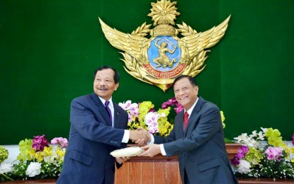 <p><strong>STRENGTHENING PH-CAMBODIA DEFENSE TIES. </strong>Department of National Defense Undersecretary Ricardo A. David, Jr. (left) exchanges a token with General Neang Phat (right), Secretary of State of the Ministry of National Defense of the<br />Kingdom of Cambodia during the Inaugural Philippines-Cambodia Joint Defense Cooperation Committee<br />(JDCC) Meeting held in Phnom Penh, Cambodia on March 14, 2019. <em>(Photo courtesy: DND Public Affairs Office)</em></p>
