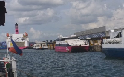 <p><strong>FAST FERRIES</strong>. Fastcraft boats bound for Iloilo City docked at the Bredco port in Bacolod City. Mayor Evelio Leonardia said on Wednesday (Oct. 6, 2021) the resumption of leisure travel between the cities of Bacolod and Iloilo is being considered by the city government after it was stopped in July to curb the spread of Covid-19 Delta variant. <em>(PNA Bacolod file photo)</em></p>