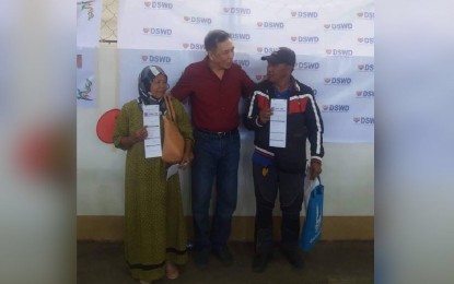 <p>NCMF Secretary Saidamen Pangarungan and recipients of the cash aid and grocery packs <em>(Photo courtesy of NCMF)</em></p>