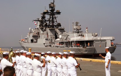 <p><strong>GOODWILL VISIT.</strong> Members of the Philippine Navy band welcome the crew of Russian large anti-submarine ship Admiral Tributs upon its arrival at the Pier 15, South Harbor in Manila on Monday (April 8, 2019). <em>(PNA photo by Joey O. Razon)</em></p>