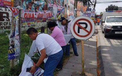 <p><strong>ILLEGAL CAMPAIGN MATERIALS.</strong> Personnel of the Commission on Elections (Comelec) in Negros Oriental embark on a province-wide campaign to take down illegal election campaign materials in Dumaguete City on Monday (April 8, 2019). Only those materials in Comelec-designated common poster areas are allowed by the poll body. <em>(Photo courtesy of Comelec-Dumaguete)</em></p>
