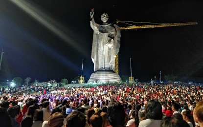 <p>Thousands witness the unveiling of St. Vincent Ferrer statue, which is now the Guinness World Records' tallest bamboo sculpture (supported). <em>(Photo by Liwayway Yparraguirre) </em></p>