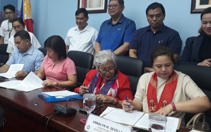 <p>(L-R) Department of Education Undersecretary Revsee Escobedo, Davao City Administrator Zuleika Lopez, DepEd Secretary Leonor Briones, and  Undersecretary Annalyn Sevilla sign the Memorandum of Agreement on Monday (Appril 8, 2018) for the Davao City's hosting of the 2019 Palarong Pambansa on April 27 to May 4. <em>(PNA photo by Lilian C. Mellejor)</em></p>