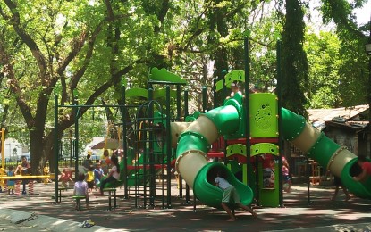 City gov’t revives plazas, parks as center of family recreation ...