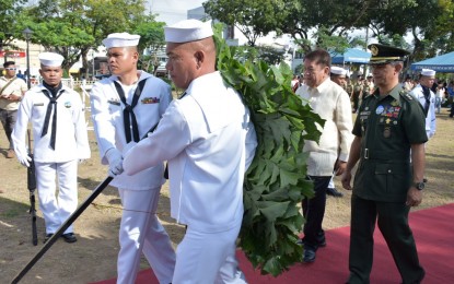<p><strong>DAY OF VALOR.</strong> Task Group Cebu commander, Col. Noel Baluyan (right) accompanies Cebu City Mayor Tomas Osmeña (second from right, in barong) in laying wreath at the Veterans' Marker in Plaza Independencia, Cebu City, to commemorate the 77th Araw ng Kagitingan (Day of Valor), April 9, 2019. Col. Baluyan represented Central Command commander, Lt. Gen. Noel Clement, in the activity. <em>(Photo by Central Command U7/PIO)</em></p>