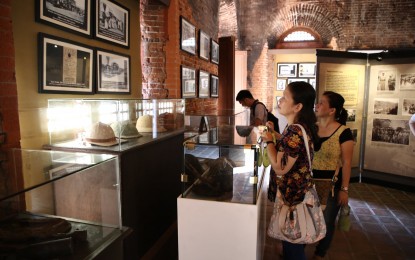 <p><strong>WORLD WAR II EXHIBIT.</strong> Residents take a look at the photographs, write-ups and artifacts about World War II on display in an exhibit at the San Fernando Old Train in Barangay Sto. Niño, City of San Fernando, Pampanga. The "War of our Fathers" exhibit, a project of the city government of San Fernando and the Philippine Veterans Bank, will run from April 10 to 15, 2019.<em> (Photo courtesy of the city of San Fernando)</em></p>