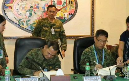 <p><strong>COLLABORATION.</strong> (L-R) Lt. Gen Felimon T. Santos Jr., the commander of the Eastern Mindanao Command (Eastmincom) and Police Major Gen. Alfredo Valdez, the Director of the Directorate for Integrated Police Operations -Eastern Mindanao on Friday sign two directives  strengthening the cooperation and interoperability of the Armed Forces of the Philippines and the Philippine National Police in Eastern Mindanao. <strong><em>(Lilian Mellijor)</em></strong></p>