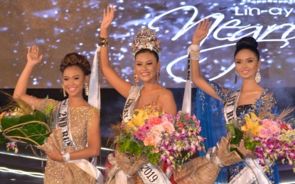 <p><strong>FAIREST OF THEM ALL.</strong> Lin-ay sang Negros 2019 Roxanne Toleco (center) of Talisay City with her court, first runner-up Jarizz Borcelas of Sagay City (right), and second runner-up Leila Jules Sarino of Hinobaan wave to the crowd after the pageant held Friday night (April 12, 2019). Toleco is the 25th winner of the local beauty search held since 1994  as one of the highlights of the annual Panaad sa Negros Festival. <em>(Photo courtesy of Negros Occidental Capitol PIO)</em></p>