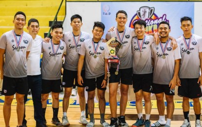 <p>Bacolod Ilahas Seniors, men’s division champions of the National Tchoukball Championships 2019, led by playing coach John Elray Jamelo (left) with Tchoukball Association of the Philippines president Raymund Jamelo (2<sup>nd</sup> from left) receive their trophy and medals during an awarding ceremony on Friday night. <em>(Photo courtesy of Tchoukball Association of the Philippines)</em></p>
<p> </p>