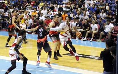 <p><strong>SMB LEADS SERIES.</strong> San Miguel Beerman Junemar Fajardo drives towards the basket as his team banked on a huge endgame push to edge Phoenix Fuel Masters, 92-82, in Game 2 of the Philippine Basketball Association Philippine Cup semifinals at the Smart Araneta Coliseum in Quezon City on Monday night. (April 15, 2019). SMB now leads the best-of-seven series, 2-0, ahead of the Holy Week break.<em> (PNA photo by Jess M. Escaros Jr.)</em></p>