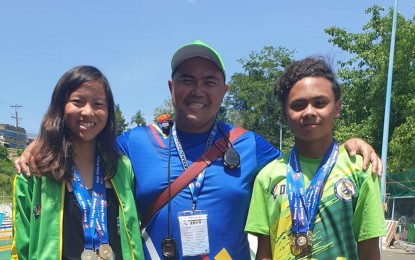 <div><strong>YOUNG TANKERS</strong>. Janelle Alisa Lin (left) and Gabriel Angelo Jizmundo (right), both of the Balon Dagupan Swim Club, make it it to the Philippine Swimming National Team, under the 14-15 Age Group girls and boys division, respectively. They will compete in Combodia this coming June. With them in the photo is Balon Dagupan Swim Club head coach Jef Lao (center).<em>  (Photo from Jef Lao's Facebook page)</em></div>