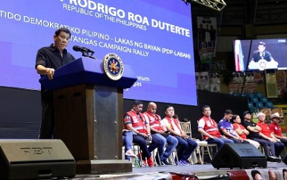 <p><strong>PRRD AT CAMPAIGN RALLY IN BATANGAS.</strong> President Rodrigo R. Duterte leads the Partido Demokratiko Pilipino - Lakas ng Bayan (PDP-Laban) campaign rally at the Batangas City Sports Coliseum in Batangas on Wednesday (April 17, 2019). During the rally, Duterte warned local officials involved in illegal drugs, saying he would not think twice about getting rid of them. <em>(Photo by Richard Madelo/Presidential Photo)</em></p>