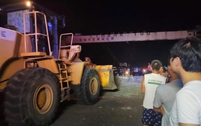 <p><strong>CLEARING OPERATION.</strong> The Pampanga 2nd District Engineering Office clears the debris from the collapsed boundary arch between Pampanga and Bataan following the magnitude 6.1 earthquake that jolted parts of Luzon on Monday (April 22, 2019). <em>(Photo courtesy of DPWH-Central Luzon)</em></p>