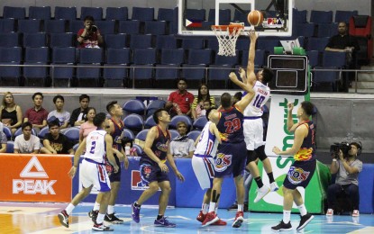 <p><strong>MAGNOLIA WINS VS. ROS.</strong> The Magnolia Hotshots survives a late run by the Rain Or Shine Elasto Painters and took a 94-91 win in Game 4 of the Philippine Basketball Association Philippine Cup semifinals at the Smart Araneta Coliseum in Quezon City on Monday night.<em> (PNA photo by Jess Escaros Jr)</em></p>