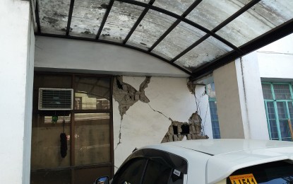<p><strong>CRACKED</strong>. Visible cracks seen at the Asian Development Foundation College in Burgos St., Tacloban City after an Intensity 5 quake on Tuesday afternoon (April 23, 2019). All the 1,000 students inside the five-story building were safely evacuated. <em>(Photo by Sarwell Meniano) </em></p>
